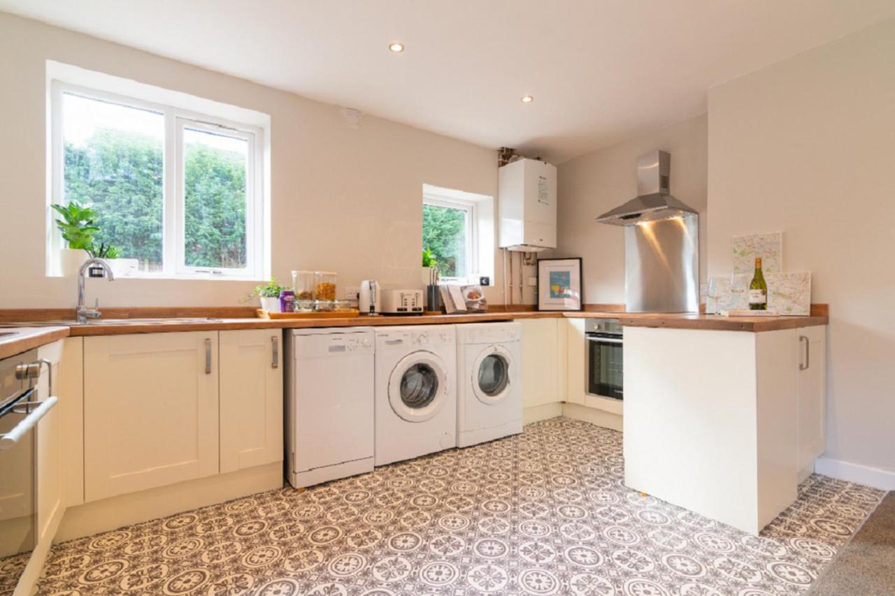 Beautiful 6 Bedroom Holiday Home, Manchester Wythenshawe Exterior foto