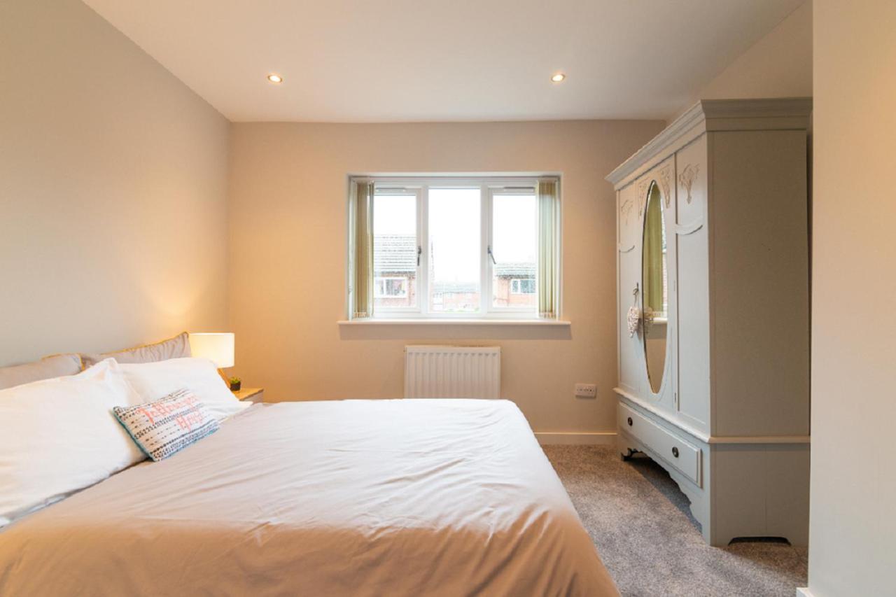 Beautiful 6 Bedroom Holiday Home, Manchester Wythenshawe Exterior foto