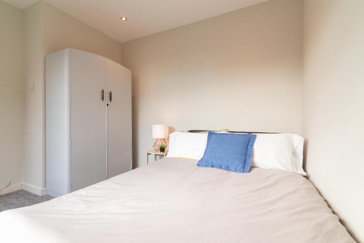 Beautiful 6 Bedroom Holiday Home, Manchester Wythenshawe Exterior foto