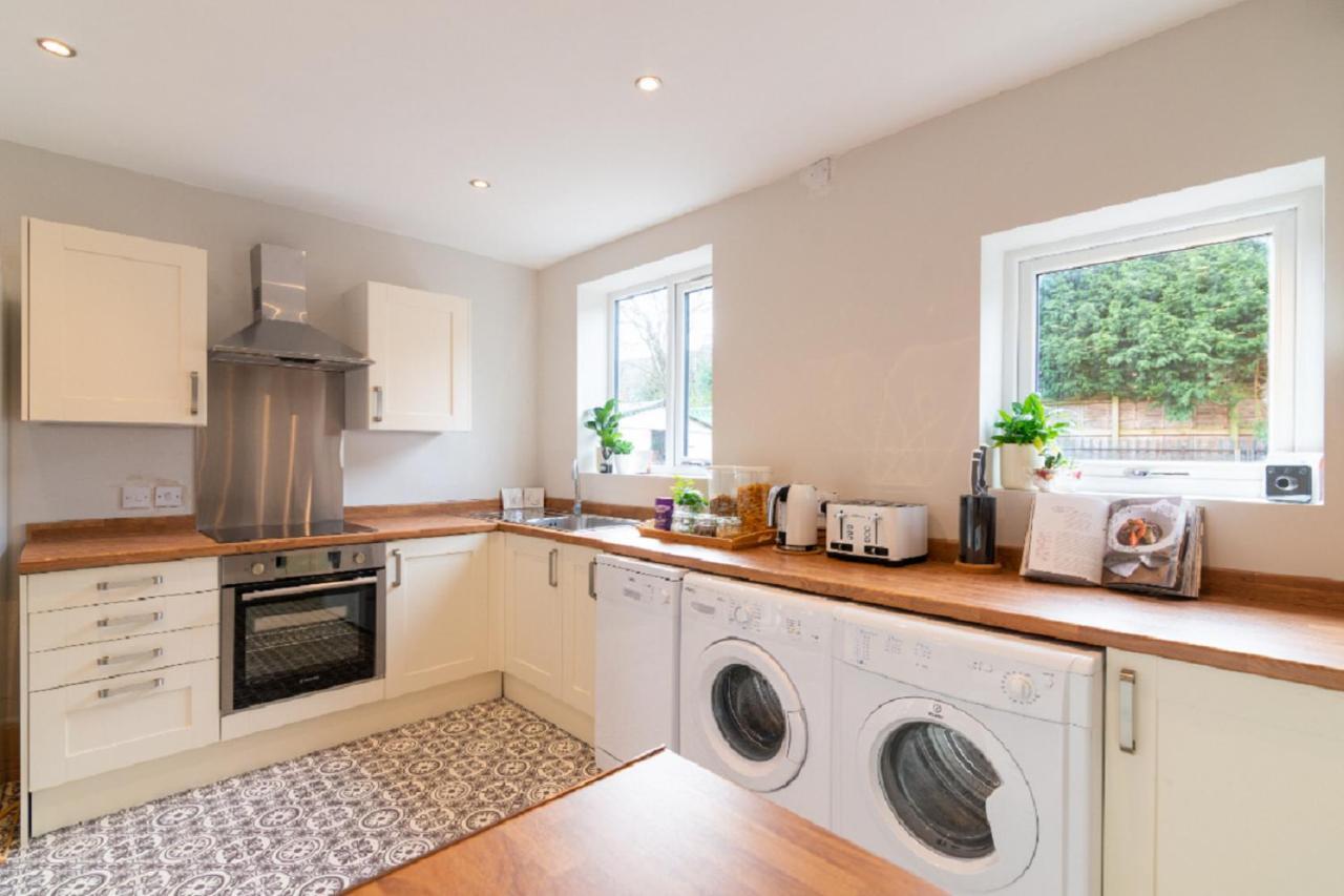 Beautiful 6 Bedroom Holiday Home, Manchester Wythenshawe Exterior foto